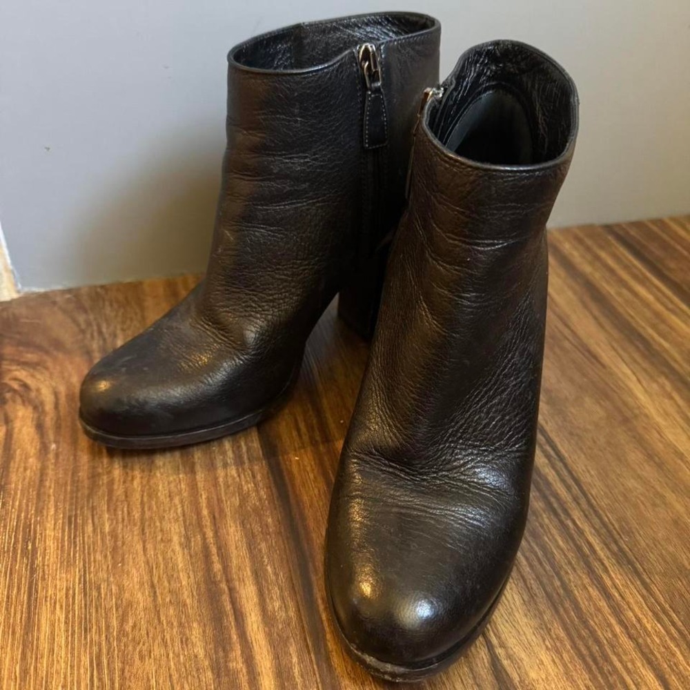 Prada Black Leather Round Toe Ankle heeled Bootie Boots‎ size 36